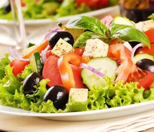 Հունական աղցան Թեյսթի Հաուս